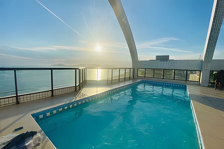 Encantador com vista mar, piscina, e wi-fi !