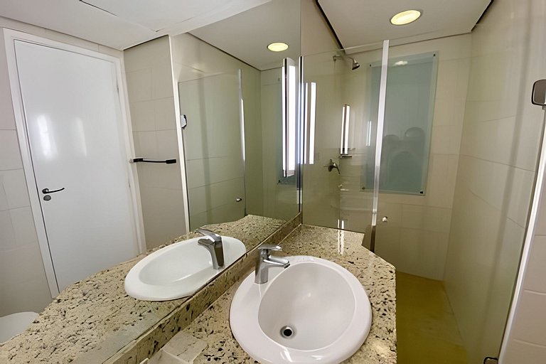 Encantador com vista mar, piscina, e wi-fi !