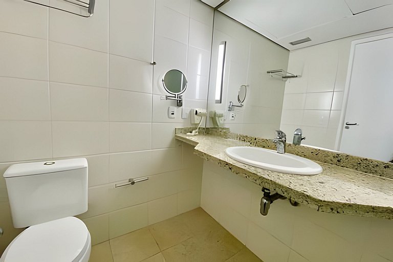 Encantador com vista mar, piscina, e wi-fi !