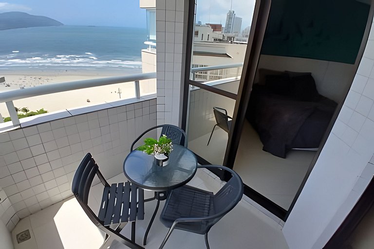 Flat no melhor de Santos. Pé na areia com piscina!