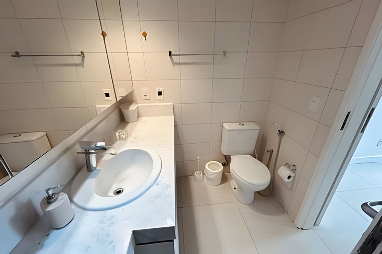 Flat no melhor de Santos. Pé na areia com piscina!