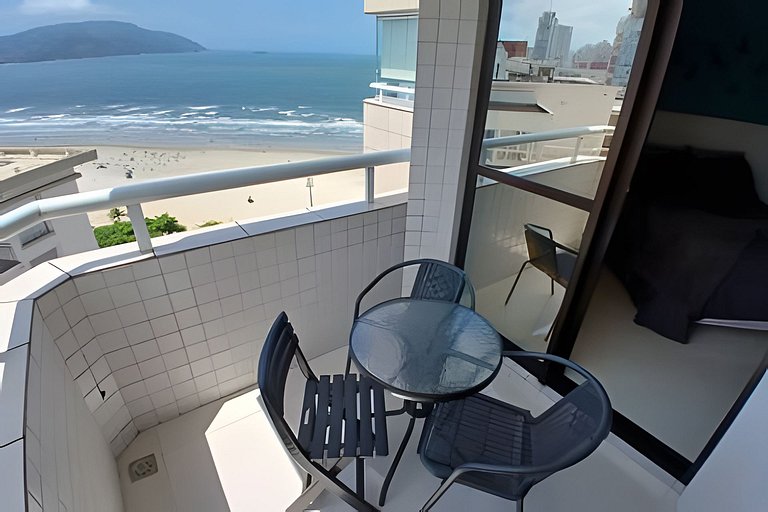 Flat no melhor de Santos. Pé na areia com piscina!