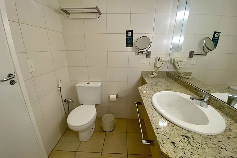 SHB - Piscina, vista mar e “pé na areia” em Santos