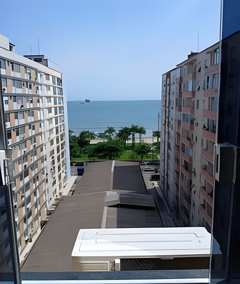 Acorde com a vista do mar na orla de Santos