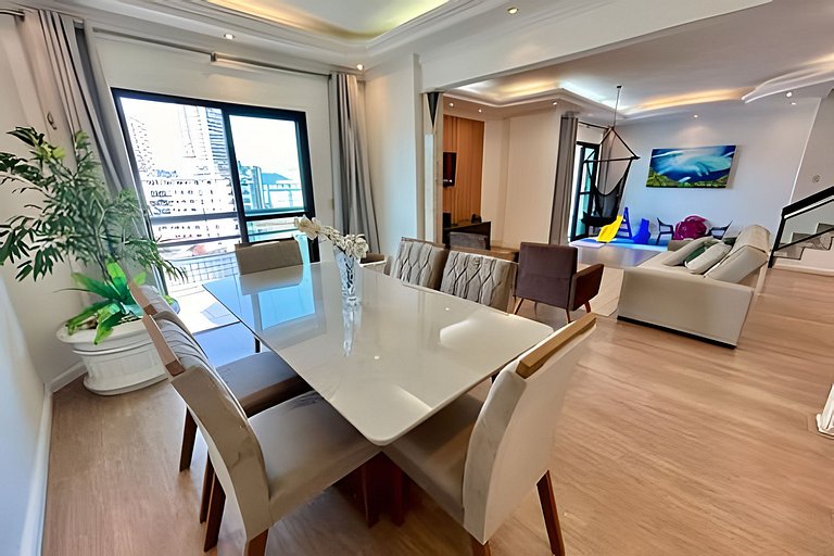 Luxuoso Duplex Familiar a Poucos Passos do Mar