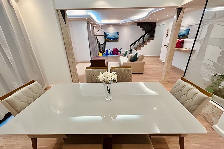 Luxuoso Duplex Familiar a Poucos Passos do Mar
