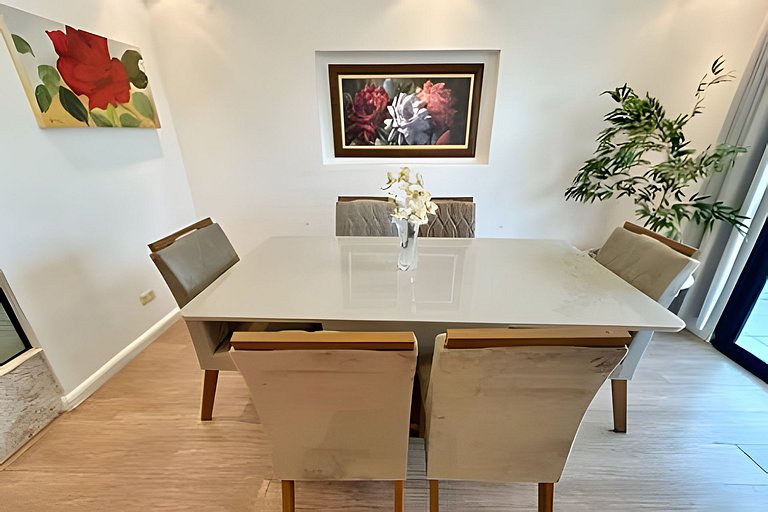 Luxuoso Duplex Familiar a Poucos Passos do Mar