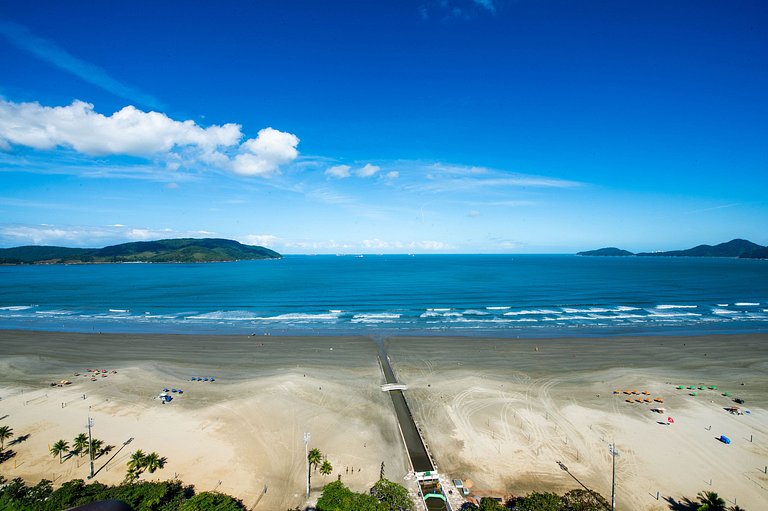 Futebol e Praia: Emoção à Beira-Mar com Piscina