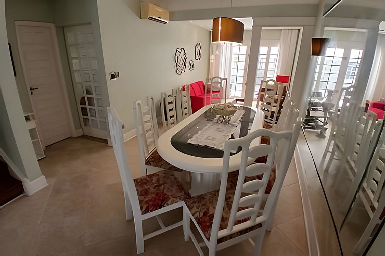 Casa quadra da praia com ar-condicionado e 2 vagas