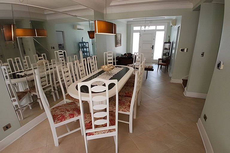 Casa quadra da praia com ar-condicionado e 2 vagas