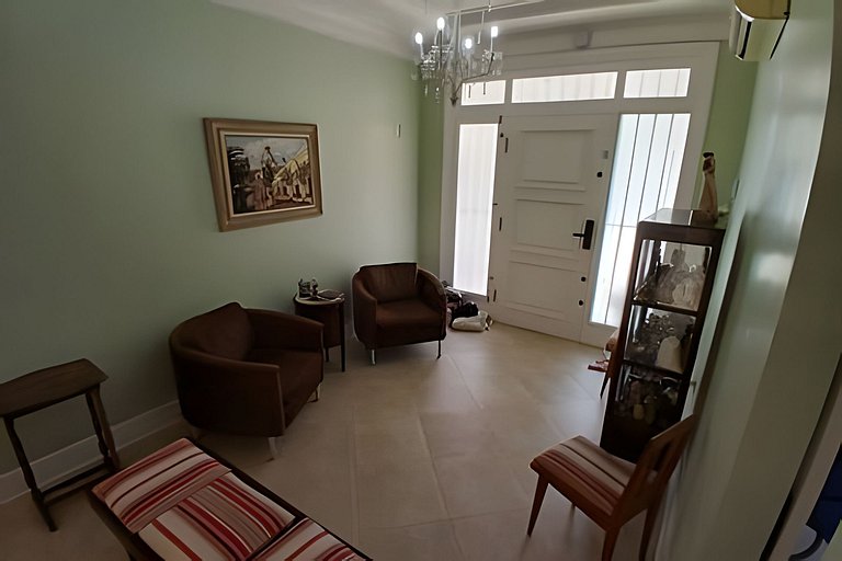 Casa quadra da praia com ar-condicionado e 2 vagas