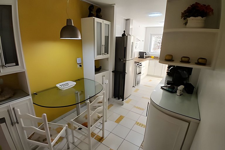 Casa quadra da praia com ar-condicionado e 2 vagas
