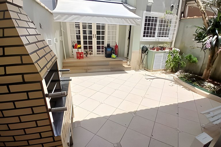 Casa quadra da praia com ar-condicionado e 2 vagas
