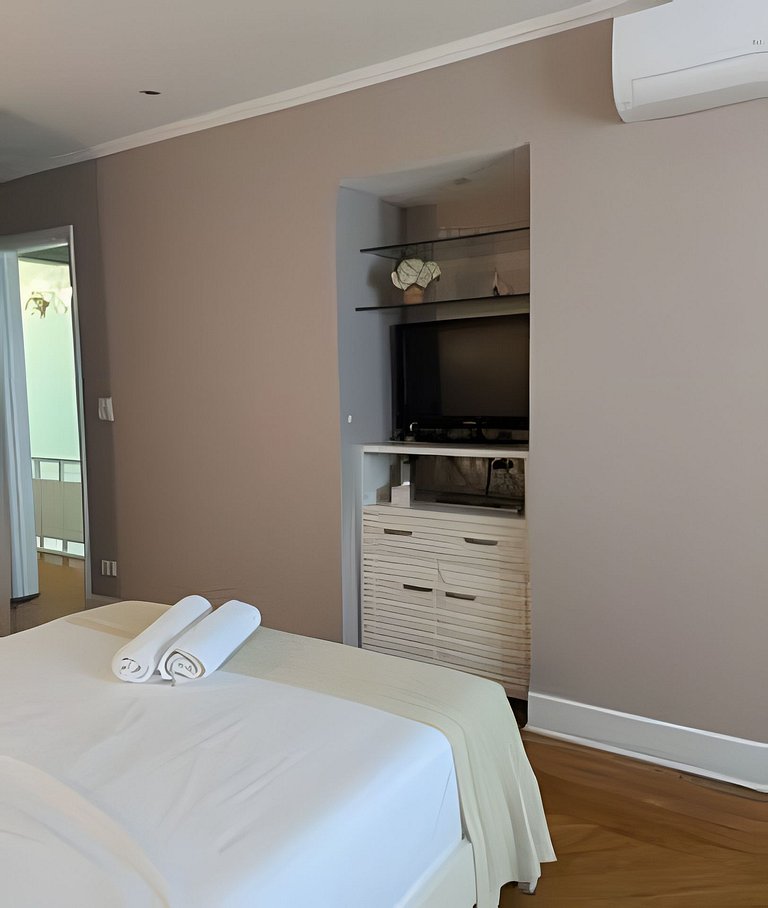 Casa quadra da praia com ar-condicionado e 2 vagas