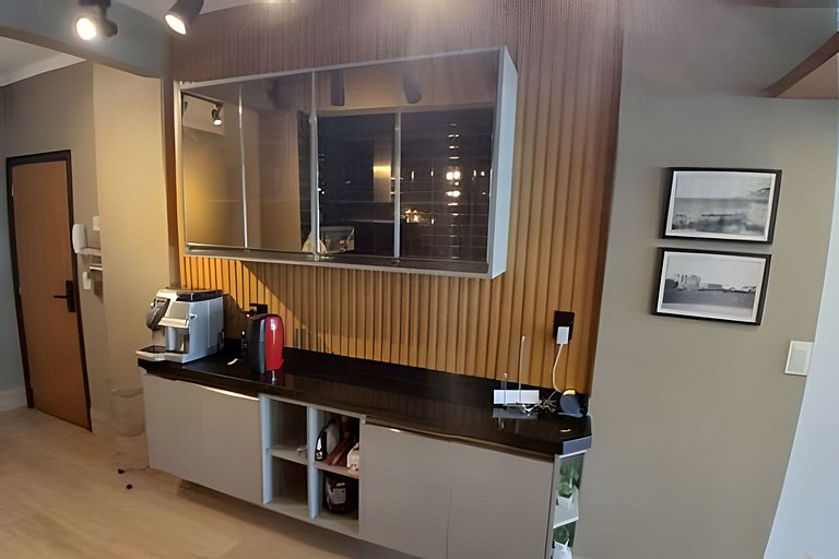 SHB - Pé na Areia em Santos: Sol, Mar e Netflix