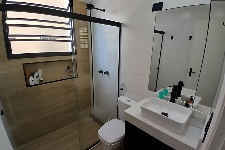 SHB - Pé na Areia em Santos: Sol, Mar e Netflix