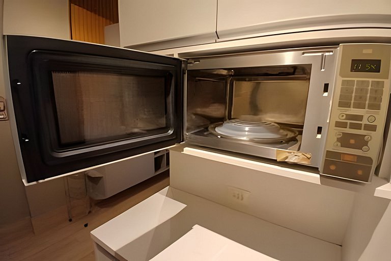 SHB - Pé na Areia em Santos: Sol, Mar e Netflix