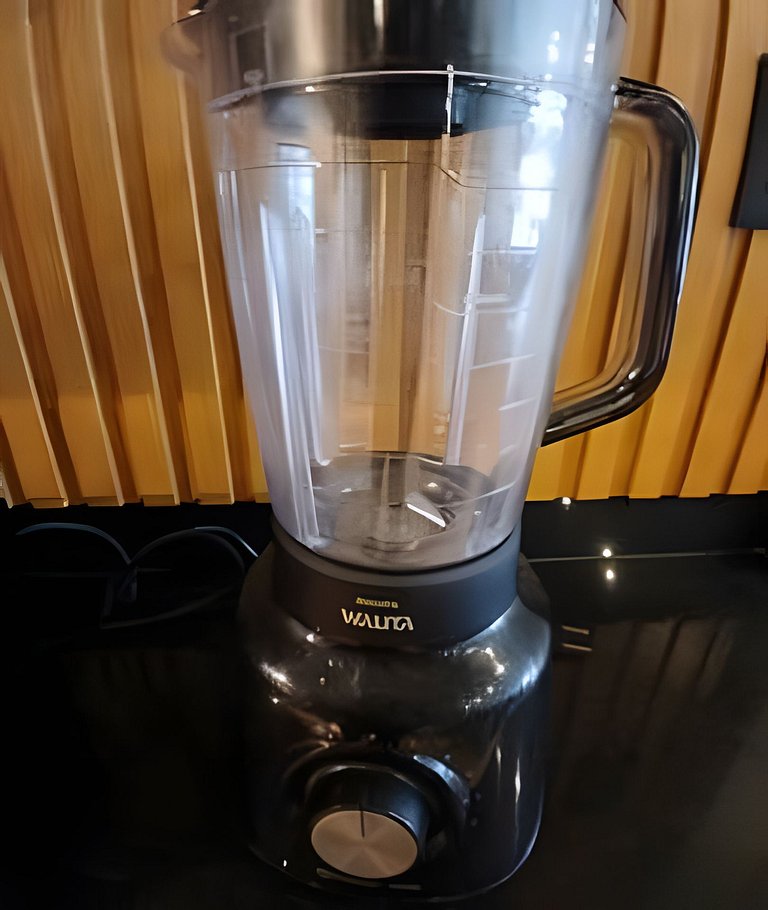 SHB - Pé na Areia em Santos: Sol, Mar e Netflix