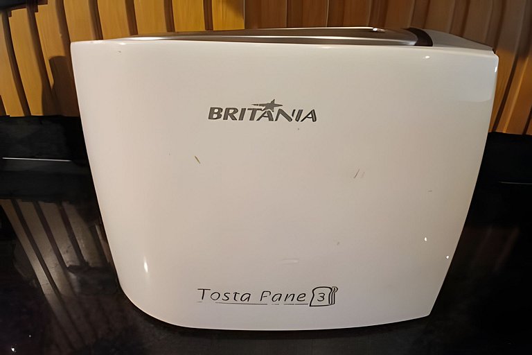 SHB - Pé na Areia em Santos: Sol, Mar e Netflix