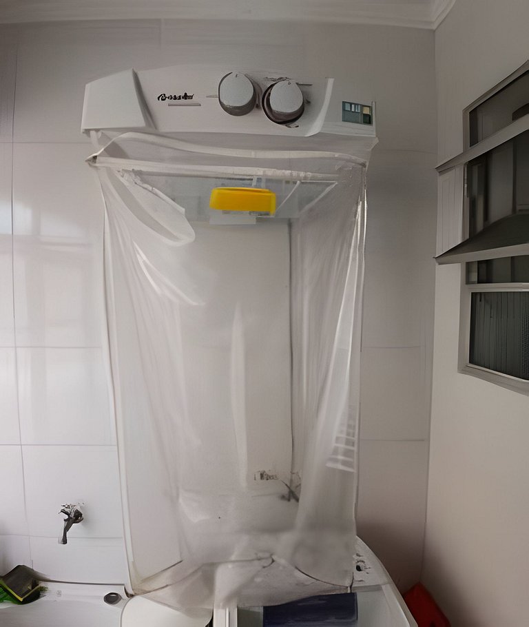 SHB - Pé na Areia em Santos: Sol, Mar e Netflix