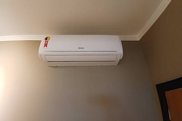 SHB - Pé na Areia em Santos: Sol, Mar e Netflix