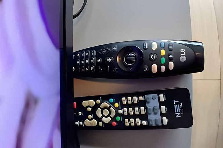 SHB - Pé na Areia em Santos: Sol, Mar e Netflix