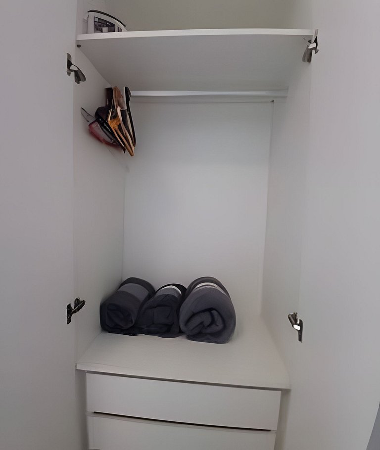 SHB - Pé na Areia em Santos: Sol, Mar e Netflix