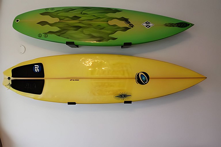 SHB - Pé na Areia em Santos: Sol, Mar e Netflix