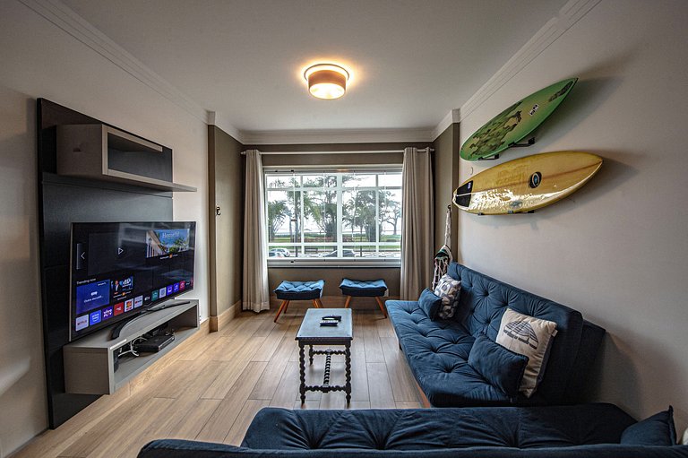 SHB - Pé na Areia em Santos: Sol, Mar e Netflix