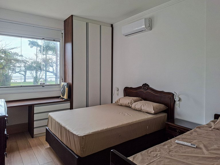 SHB - Pé na Areia em Santos: Sol, Mar e Netflix