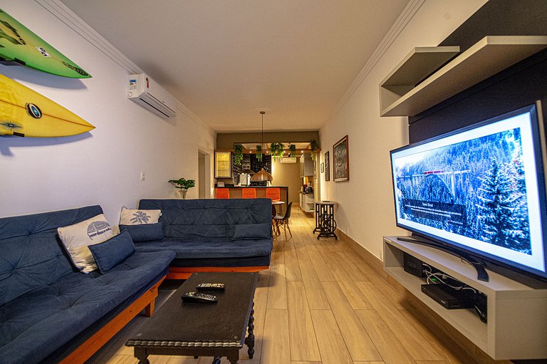 SHB - Pé na Areia em Santos: Sol, Mar e Netflix