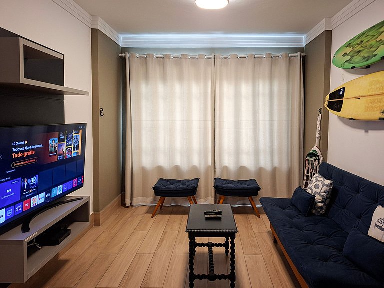 SHB - Pé na Areia em Santos: Sol, Mar e Netflix