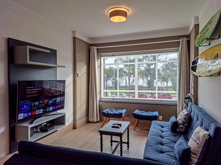 SHB - Pé na Areia em Santos: Sol, Mar e Netflix