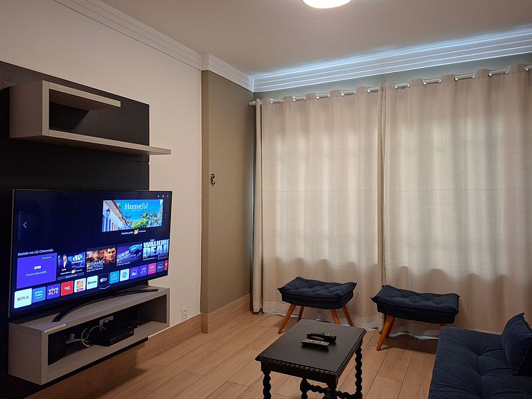 SHB - Pé na Areia em Santos: Sol, Mar e Netflix