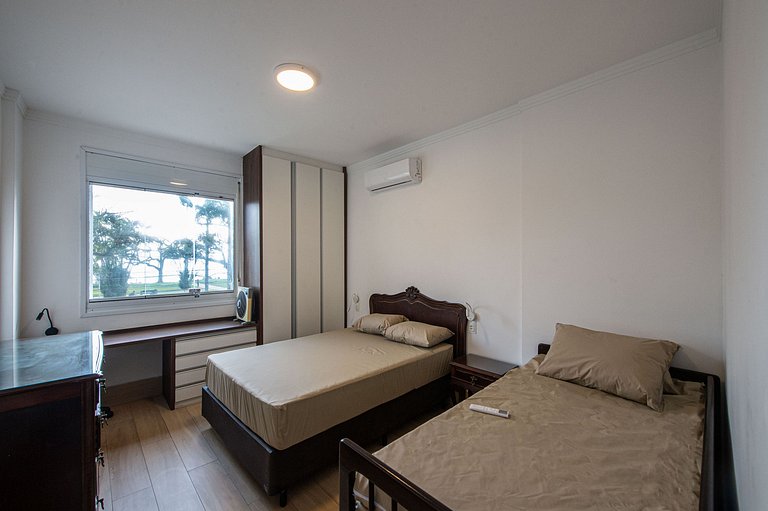 SHB - Pé na Areia em Santos: Sol, Mar e Netflix