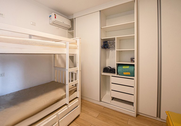 SHB - Pé na Areia em Santos: Sol, Mar e Netflix