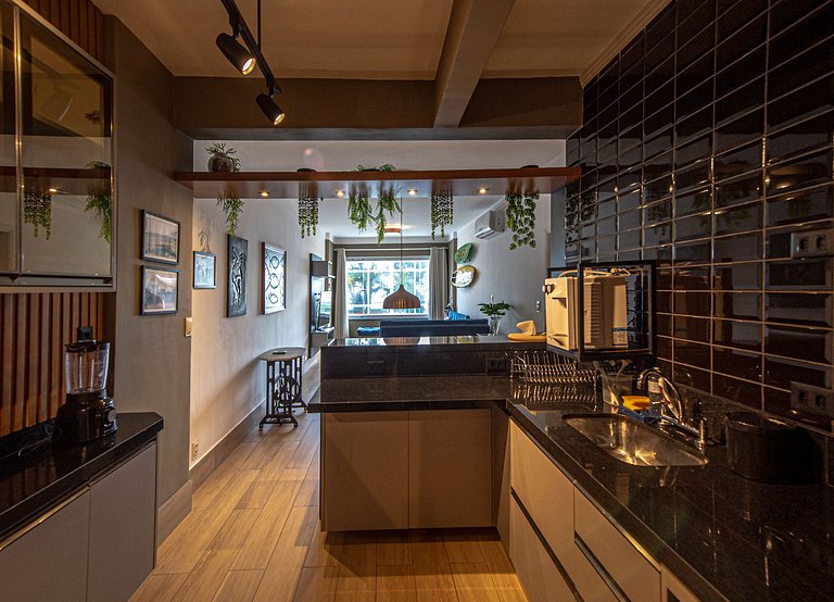 SHB - Pé na Areia em Santos: Sol, Mar e Netflix