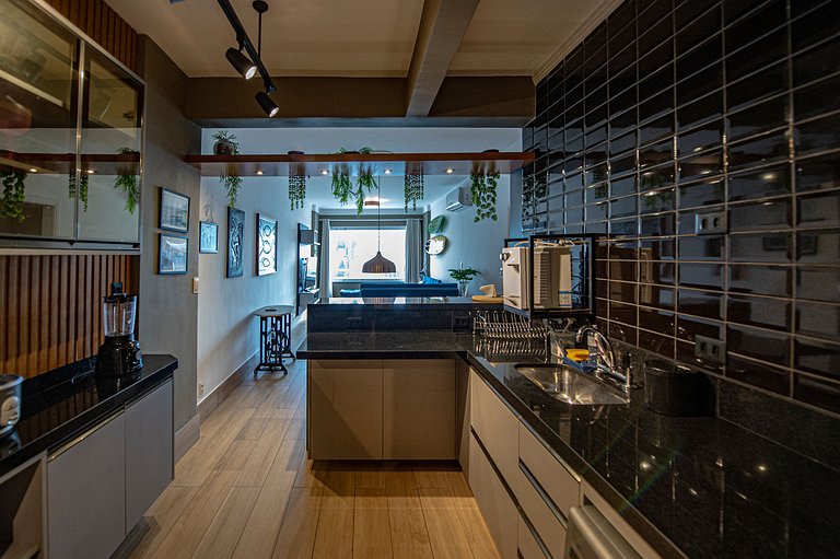 SHB - Pé na Areia em Santos: Sol, Mar e Netflix