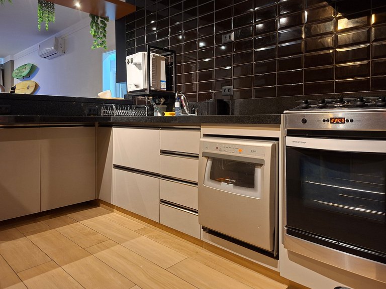 SHB - Pé na Areia em Santos: Sol, Mar e Netflix