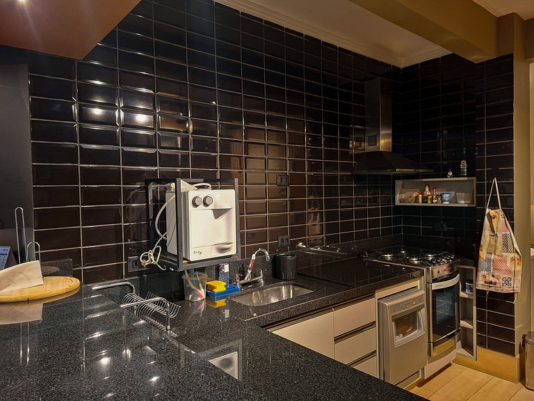 SHB - Pé na Areia em Santos: Sol, Mar e Netflix