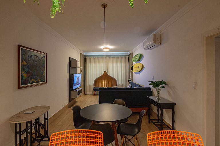 SHB - Pé na Areia em Santos: Sol, Mar e Netflix