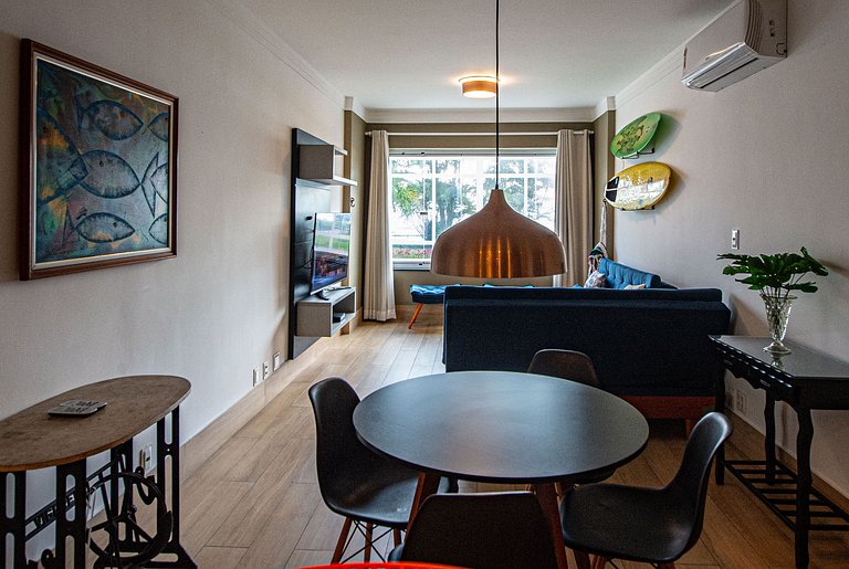 SHB - Pé na Areia em Santos: Sol, Mar e Netflix