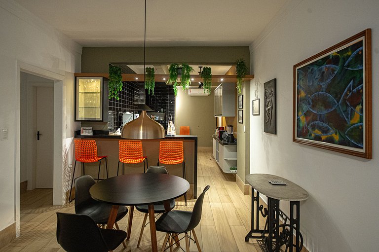 SHB - Pé na Areia em Santos: Sol, Mar e Netflix