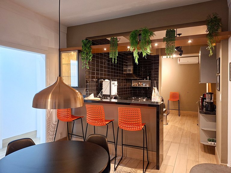 SHB - Pé na Areia em Santos: Sol, Mar e Netflix