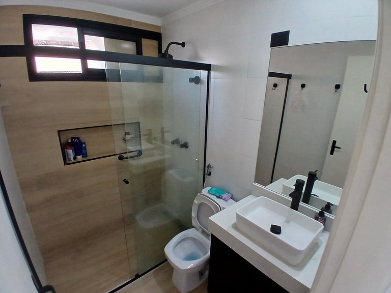 SHB - Pé na Areia em Santos: Sol, Mar e Netflix