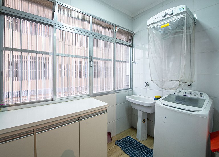 SHB - Pé na Areia em Santos: Sol, Mar e Netflix