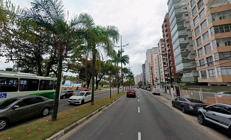 SHB - Pé na Areia em Santos: Sol, Mar e Netflix